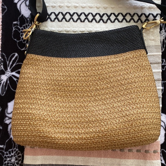 Eric Javits Crossbody. Tan/Black Woven Material. - Picture 3 of 13